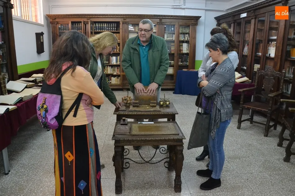 Foto 8 - Emilio Mart&iacute;n Serna explica a familias de alumnos la expo del 90&ordm; aniversario del IES Fray Diego  