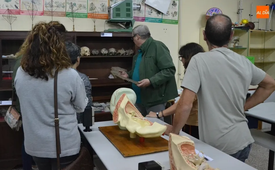 Foto 3 - Emilio Mart&iacute;n Serna explica a familias de alumnos la expo del 90&ordm; aniversario del IES Fray Diego  