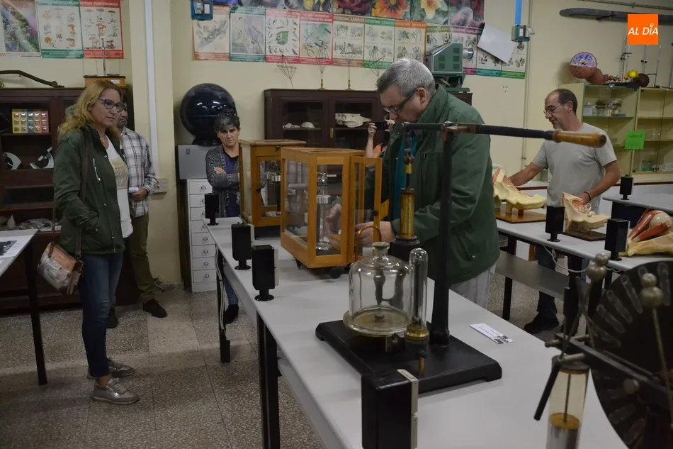 Foto 2 - Emilio Mart&iacute;n Serna explica a familias de alumnos la expo del 90&ordm; aniversario del IES Fray Diego  