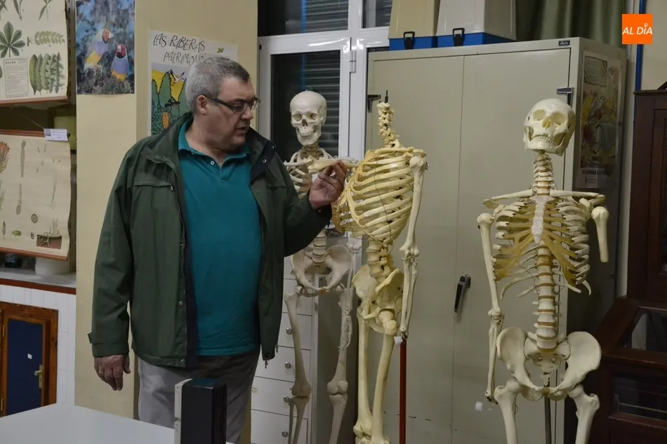 Foto 4 - Emilio Mart&iacute;n Serna explica a familias de alumnos la expo del 90&ordm; aniversario del IES Fray Diego  