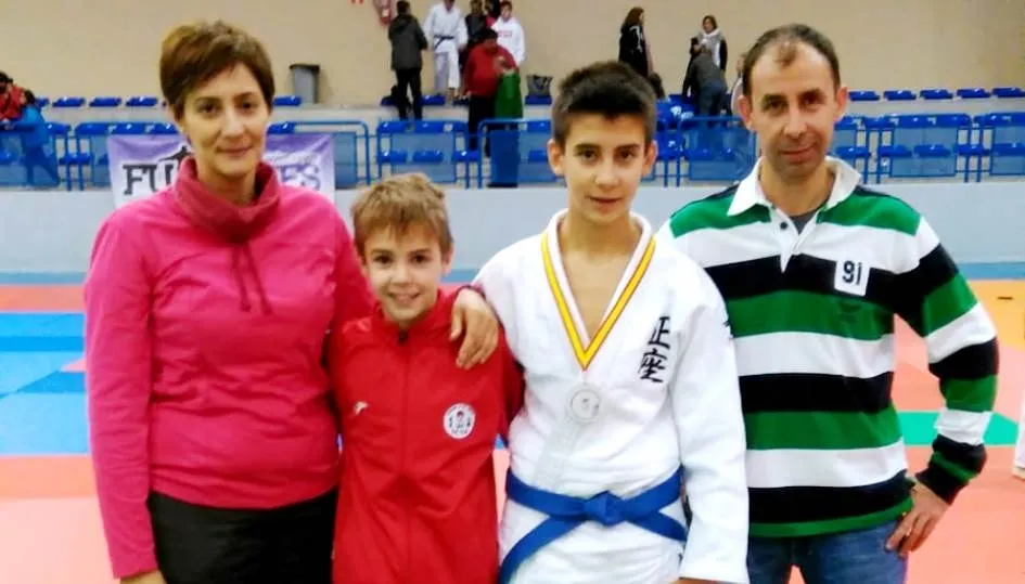 Pablo Martín, en el centro, junto a sus familiares