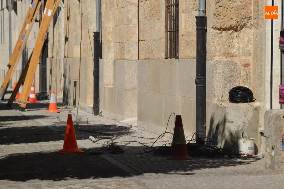 Foto 3 - La calle Madrid empieza a decir adi&oacute;s a los cables en sus fachadas  
