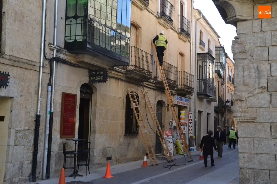 La calle Madrid empieza a decir adiós a los cables en sus fachadas  