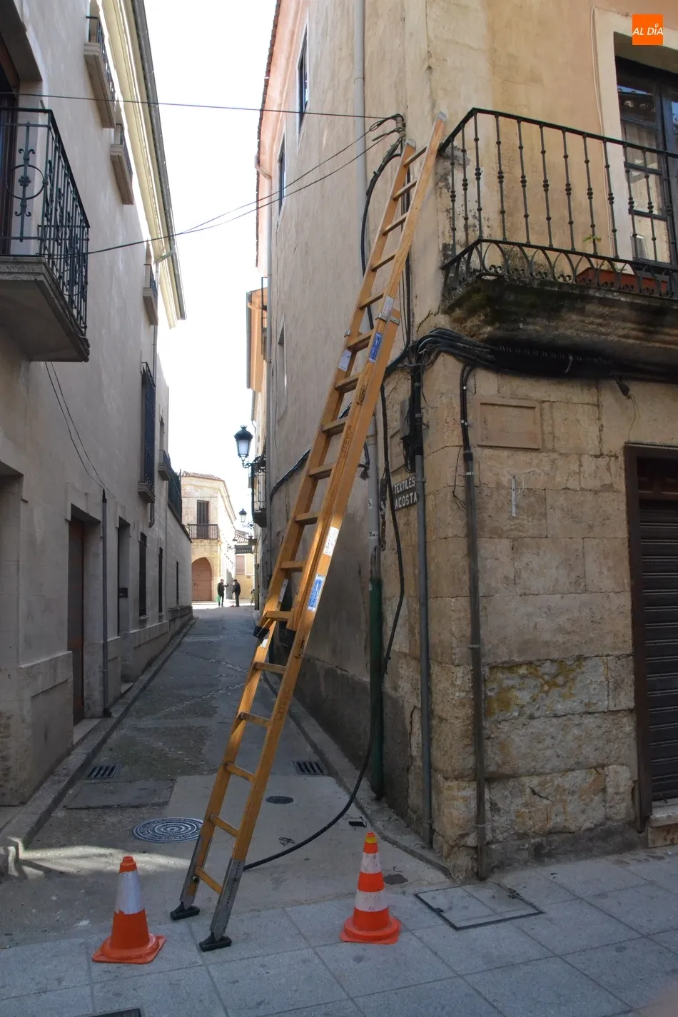 Foto 11 - La calle Madrid empieza a decir adi&oacute;s a los cables en sus fachadas  