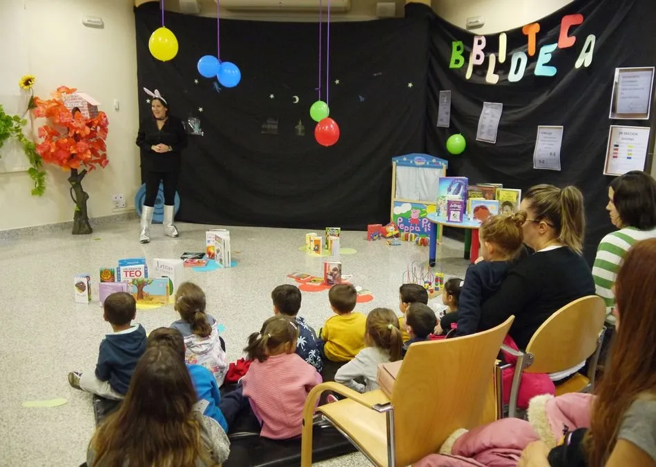 Foto 3 - Los m&aacute;s peque&ntilde;os de Carbajosa disfrutan de un cuentacuentos familiar&nbsp;