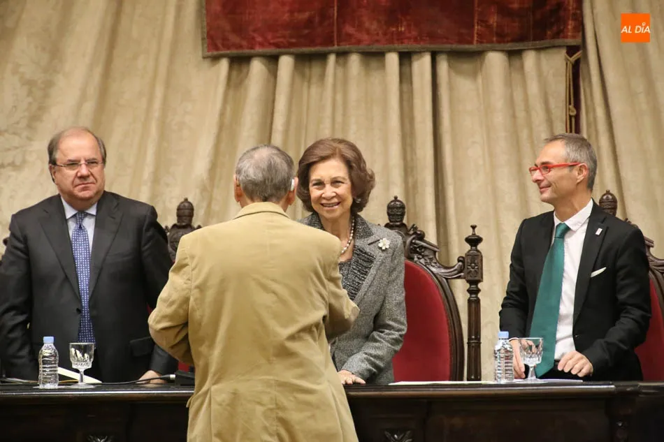 Foto 11 - La Reina Sof&iacute;a entrega el premio de Poes&iacute;a Iberoamericana a Rafael Cadenas con el VIII Centenario ...