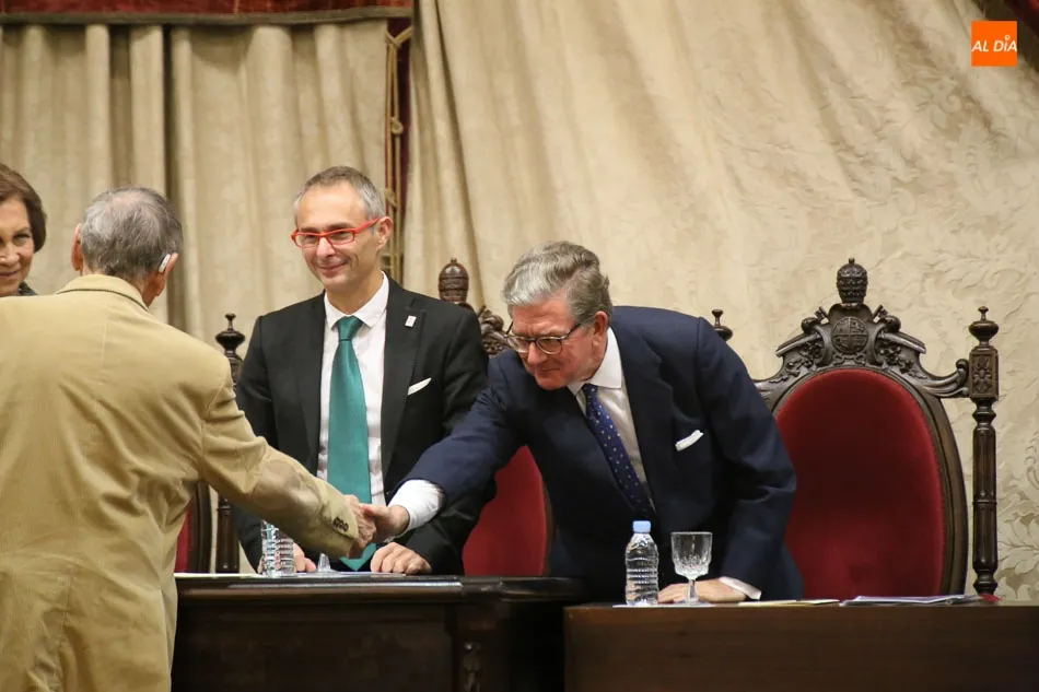 Foto 9 - La Reina Sof&iacute;a entrega el premio de Poes&iacute;a Iberoamericana a Rafael Cadenas con el VIII Centenario ...