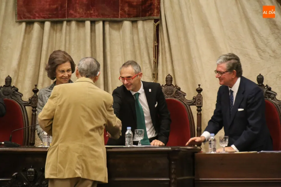 Foto 8 - La Reina Sof&iacute;a entrega el premio de Poes&iacute;a Iberoamericana a Rafael Cadenas con el VIII Centenario ...