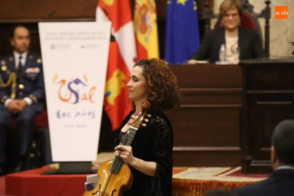 Foto 4 - La Reina Sof&iacute;a entrega el premio de Poes&iacute;a Iberoamericana a Rafael Cadenas con el VIII Centenario ...