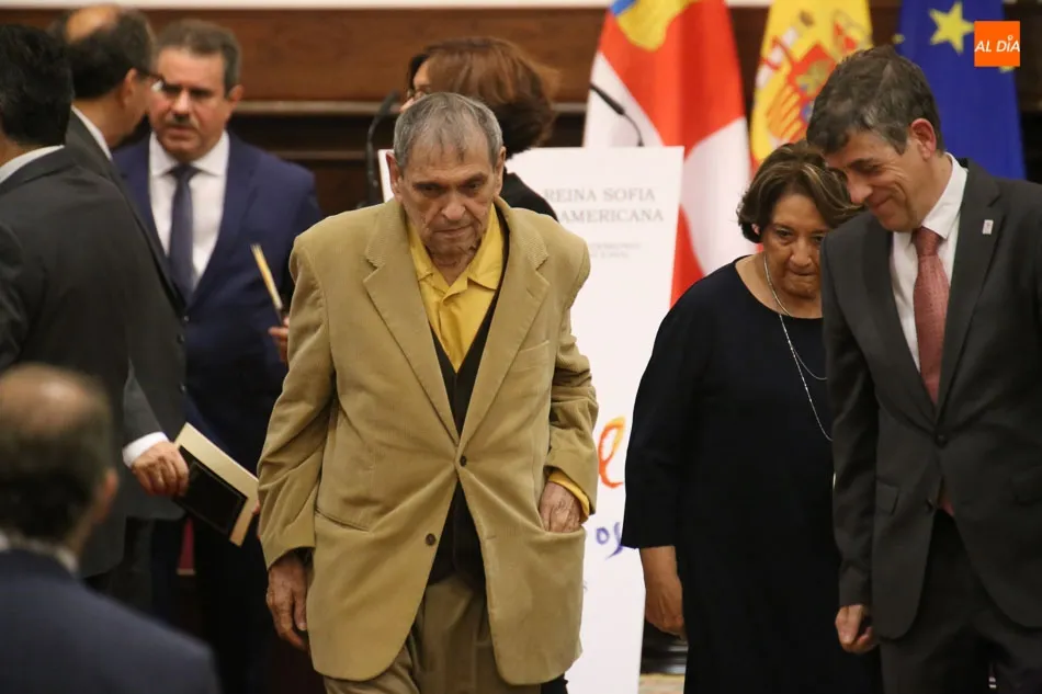 Foto 3 - La Reina Sof&iacute;a entrega el premio de Poes&iacute;a Iberoamericana a Rafael Cadenas con el VIII Centenario ...