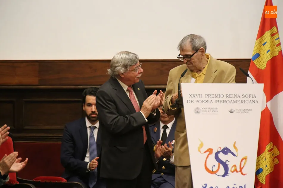Foto 2 - La Reina Sof&iacute;a entrega el premio de Poes&iacute;a Iberoamericana a Rafael Cadenas con el VIII Centenario ...