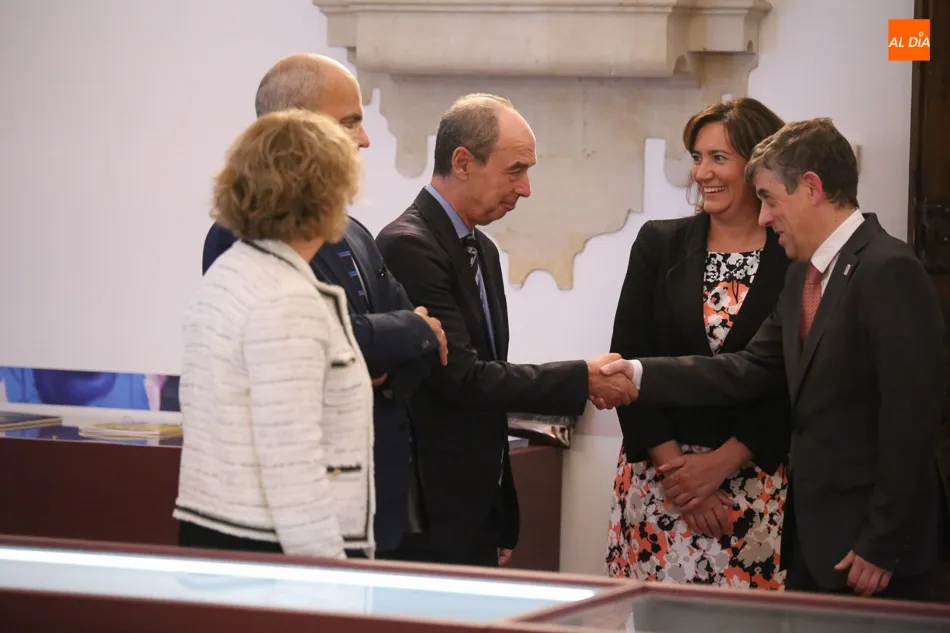 Foto 4 - Do&ntilde;a Sof&iacute;a visita en la Casa-Museo Unamuno la muestra &lsquo;Encuadernaciones art&iacute;sticas del Premio...