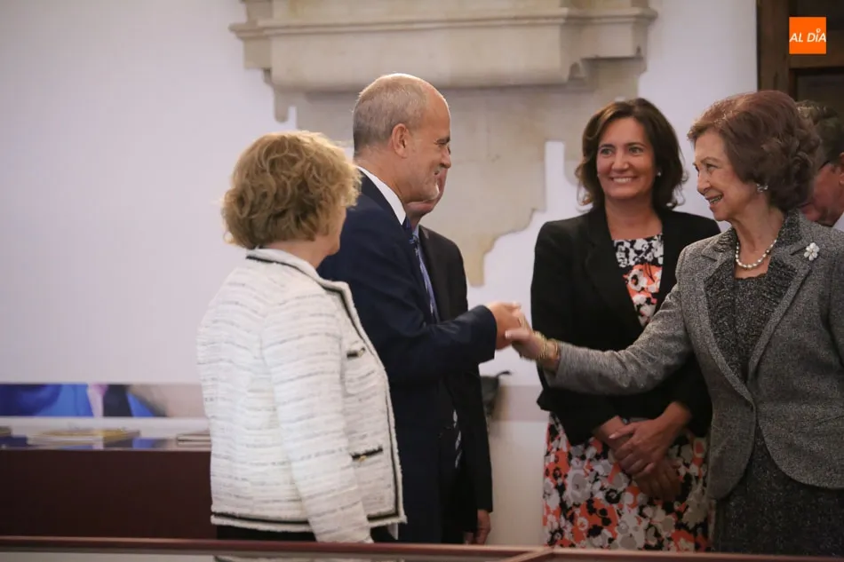Foto 2 - Do&ntilde;a Sof&iacute;a visita en la Casa-Museo Unamuno la muestra &lsquo;Encuadernaciones art&iacute;sticas del Premio...