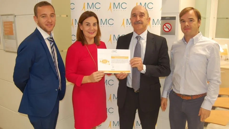 Bernabé Cascón, secretario general de CONFAES y Alberto Fiz, responsable del departamento de Prevención de Riesgos Laborales, han recogido de manos de María del Carmen Sánchez, directora en la provincia de Salamanca de MC Mutual y de Eduardo Vidal, direct