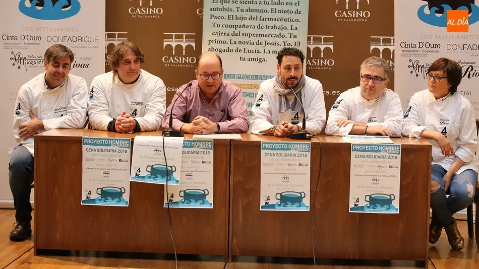 Manuel Muiños, de Proyecto Hombre, junto a los cocineros que aportarán su platos a la cena solidaria. Foto: Alberto Martín