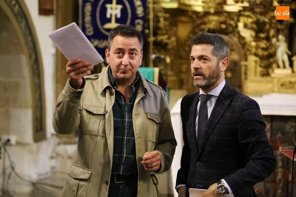 El concejal, Julio López Revuelta, y el vicepresidente de la Cofradía de la Vera Cruz, Juan Luis Hernández, durante la presentación en la iglesia de la Vera Cruz. Fotos: Alberto Martín