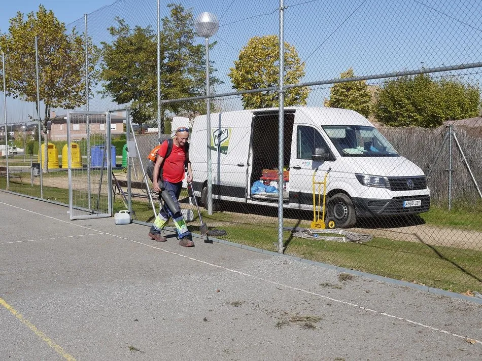 Foto 2 - Comienza la renovaci&oacute;n de las pistas deportivas de las urbanizaciones Albahonda I y II  