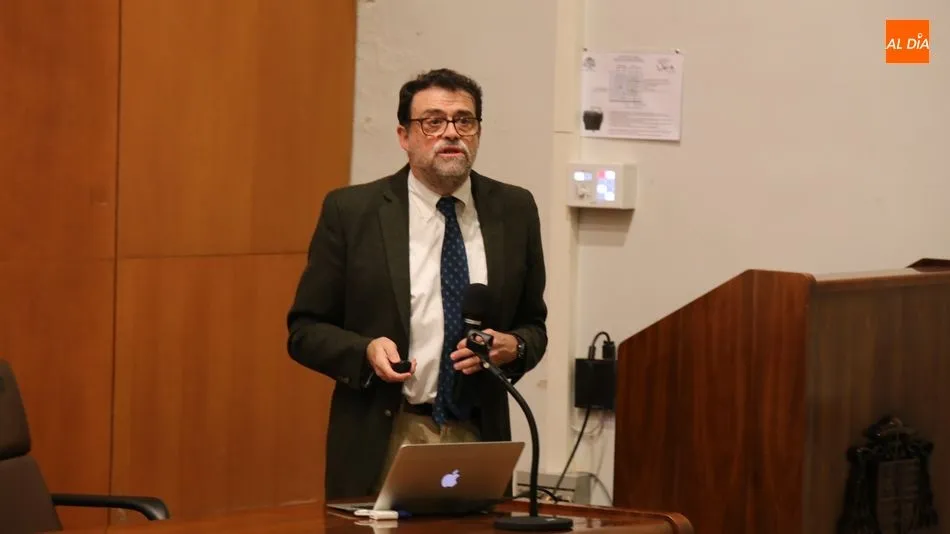 José Abel Flores durante su conferencia en en la Facultad de Geografía e Historia / Fotografía: Alberto Martín.