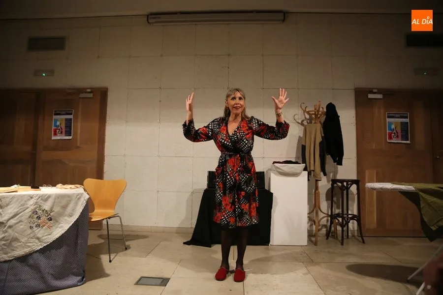 Una escena de la representación La mujer sola en la Casa de las Conchas / Fotografía: Alberto Martín.