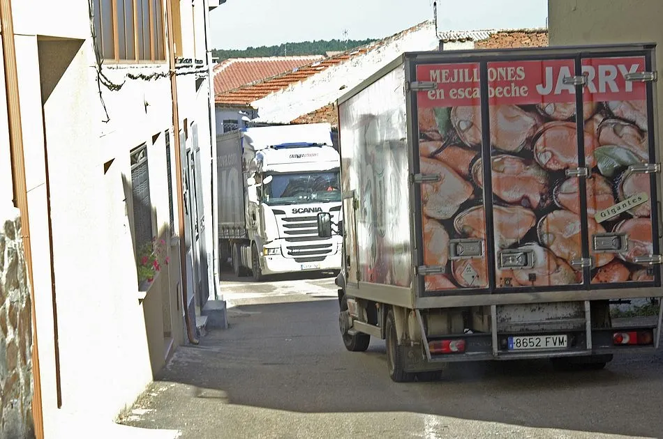Una calle con apenas tres metros de anchura, paso obligado al tráfico en doble sentido en El Payo/Foto: Adrián Martín