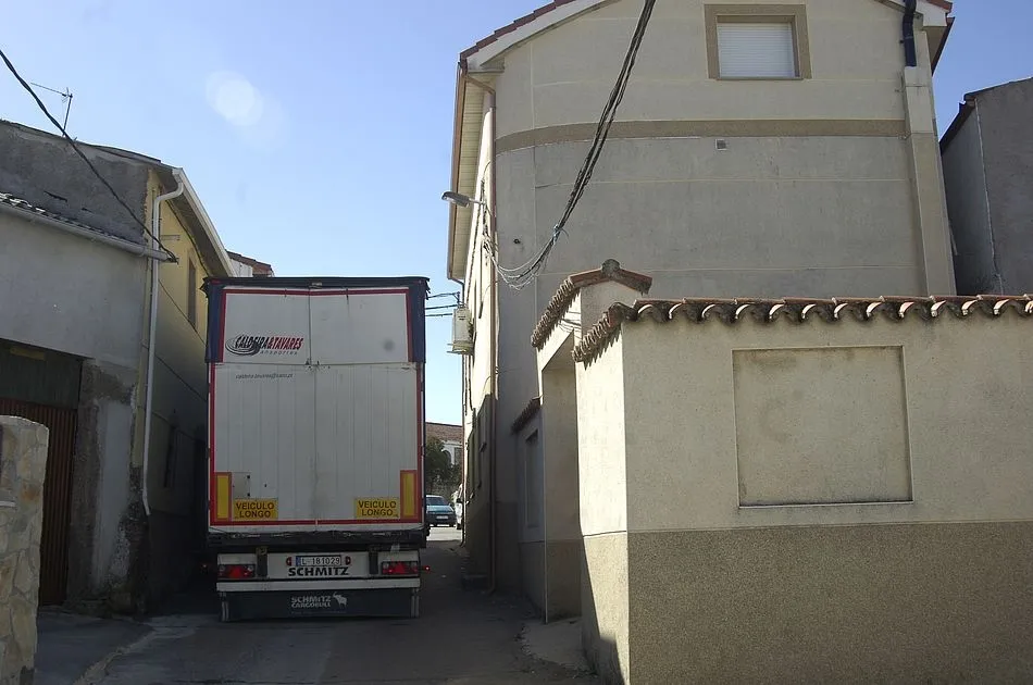 Foto 11 - Caos de tr&aacute;fico pesado en El Payo por el corte de la CL-526