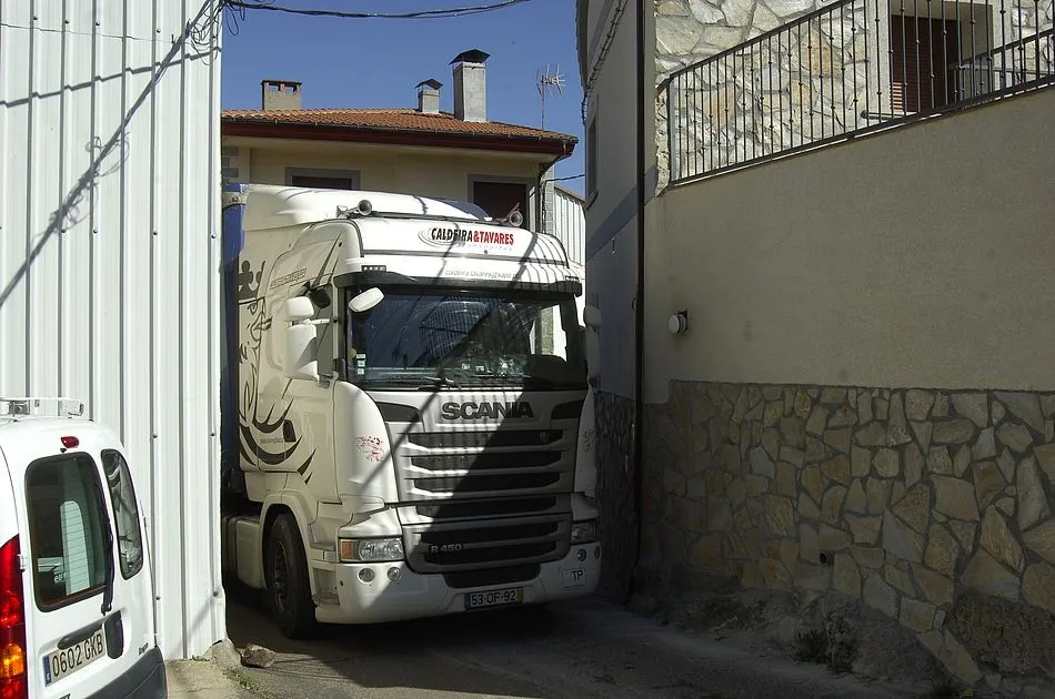 Foto 10 - Caos de tr&aacute;fico pesado en El Payo por el corte de la CL-526
