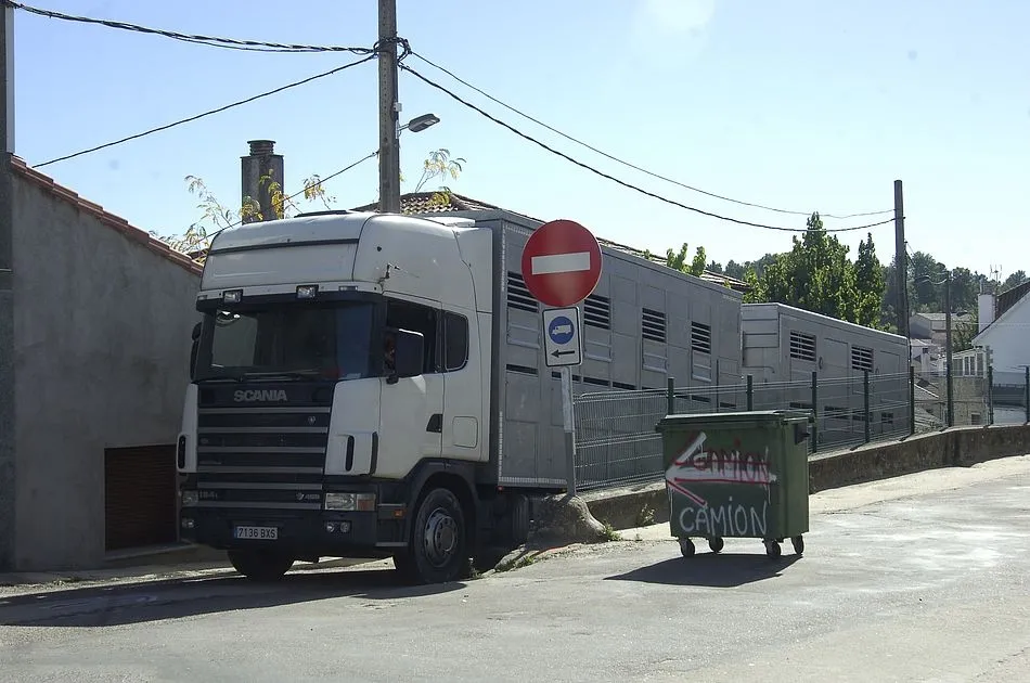 Foto 9 - Caos de tr&aacute;fico pesado en El Payo por el corte de la CL-526