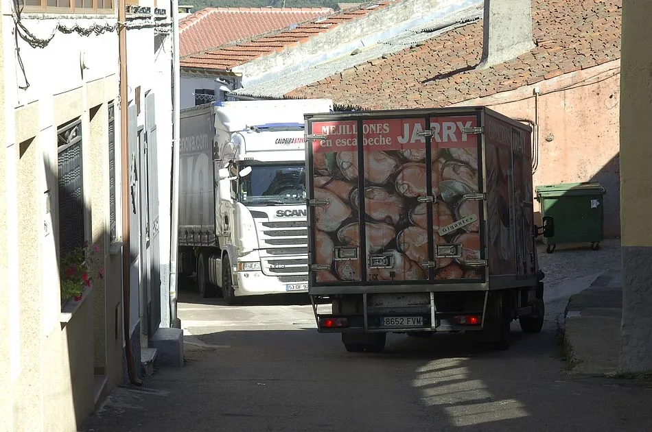 Foto 7 - Caos de tr&aacute;fico pesado en El Payo por el corte de la CL-526