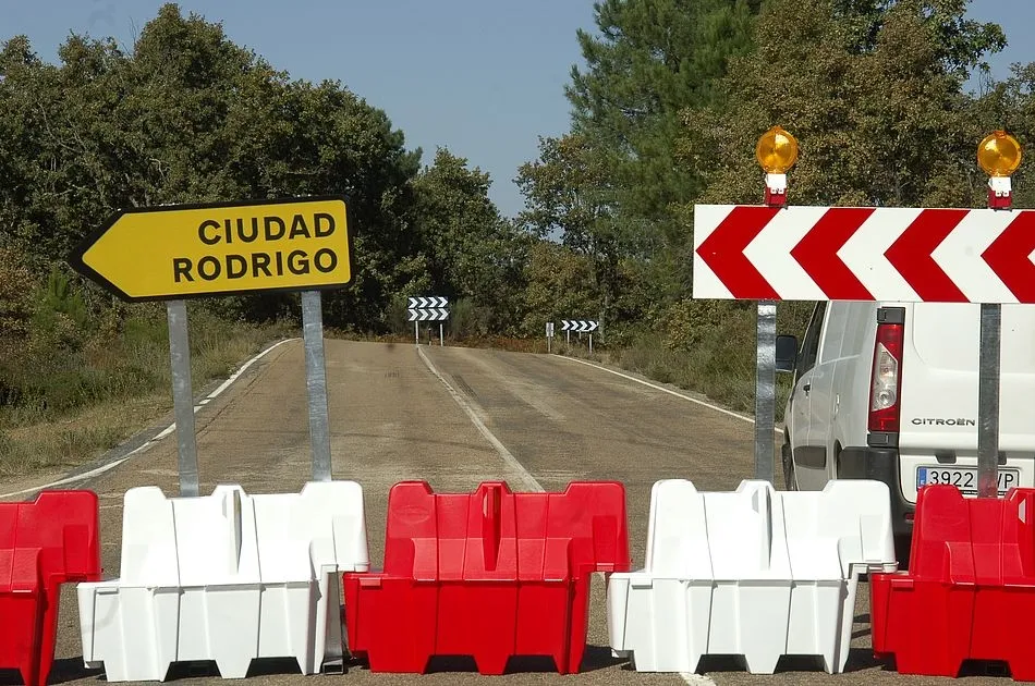 Foto 6 - Caos de tr&aacute;fico pesado en El Payo por el corte de la CL-526