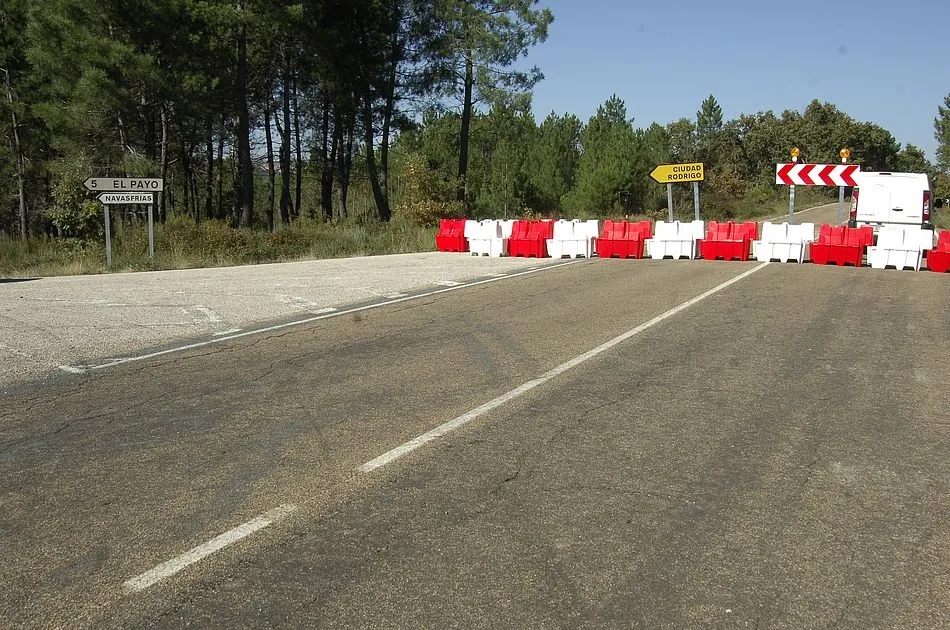 Foto 4 - Caos de tr&aacute;fico pesado en El Payo por el corte de la CL-526
