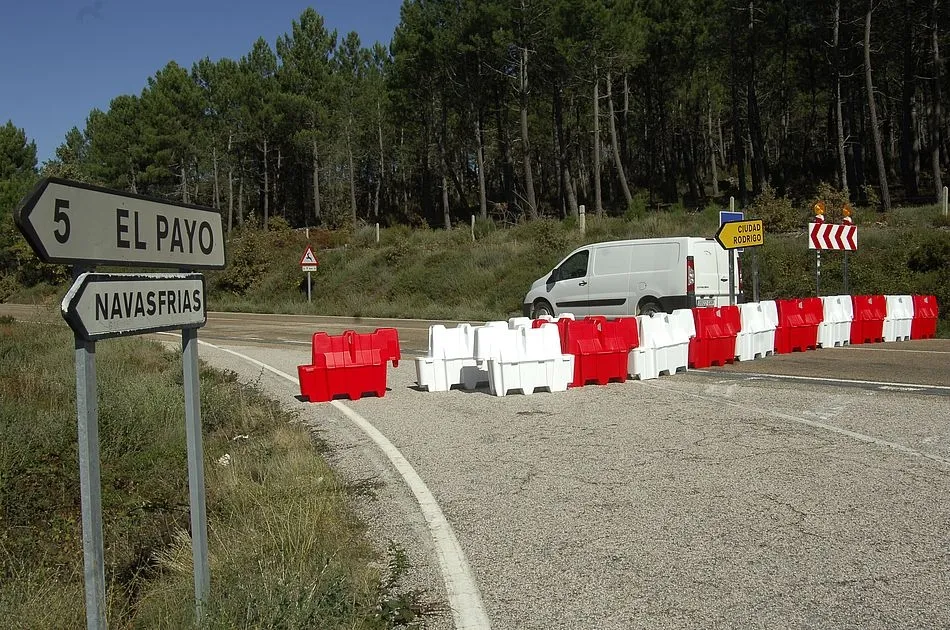 Foto 2 - Caos de tr&aacute;fico pesado en El Payo por el corte de la CL-526