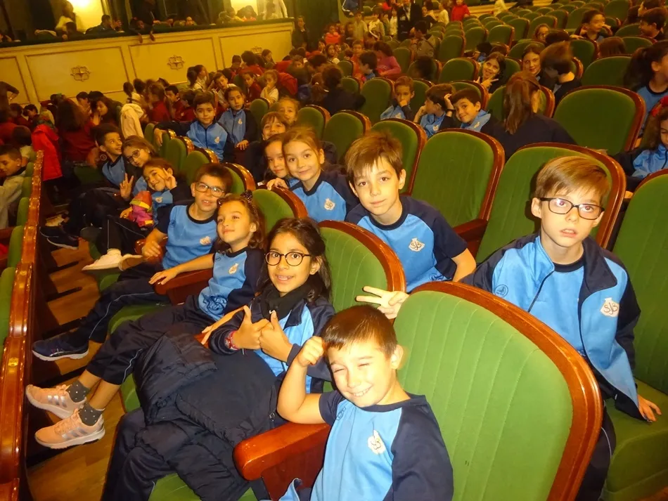 Foto 3 - Escolares del colegio San Juan Bosco disfrutan de &lsquo;Caperucita&rsquo; en el Liceo