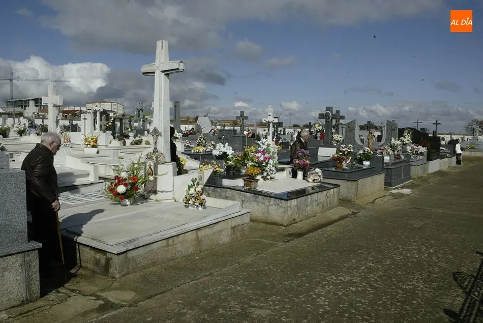 El Consistorio acondiciona el cementerio de cara al día de Todos los Santos