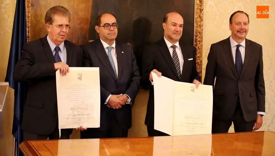 Entrega de estos títulos a Carlos Ignacio Jaramillo, catedrático de Derecho Civil de la Universidad Javeriana de Bogotá, y Jaime Alberto Arrubla, catedrático de Derecho Civil de la Universidad Pontificia Bolivariana de Medellín