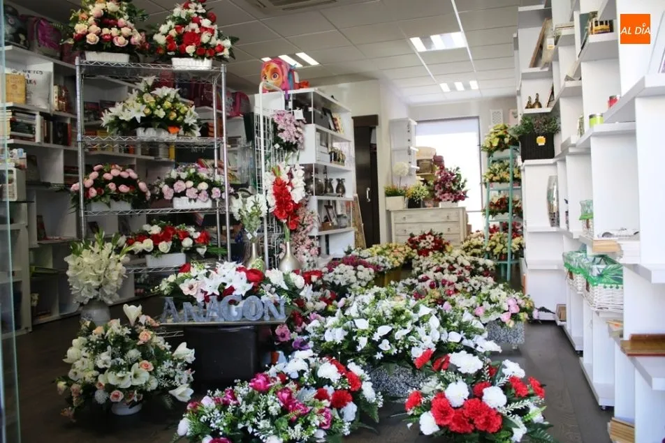 Anagon Tienda de Regalos se ha llenado de flores, preparadas para el 1 de noviembre