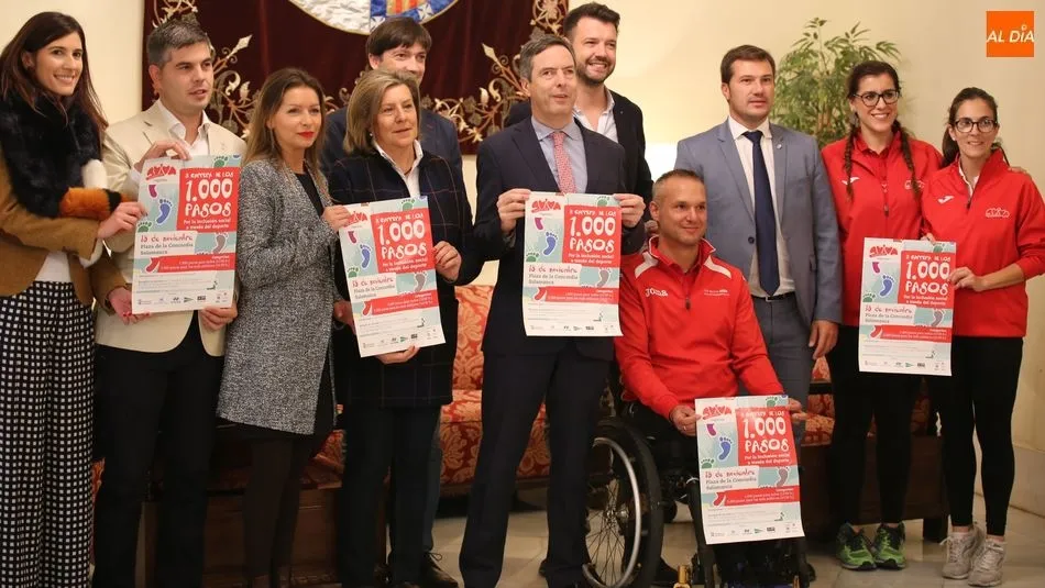 Organizadores y patrocinadores posan con los carteles antes de la presentación. Fotos: Alberto Martín