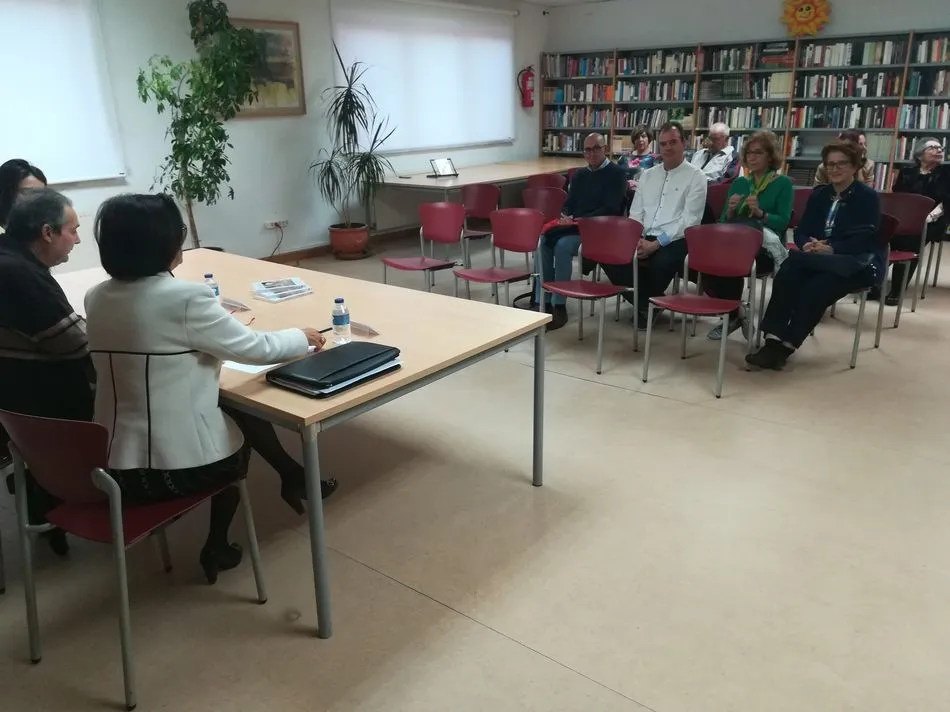 Foto 2 - La biblioteca acoge una charla sobre &lsquo;La lectura y sus beneficios&rsquo;
