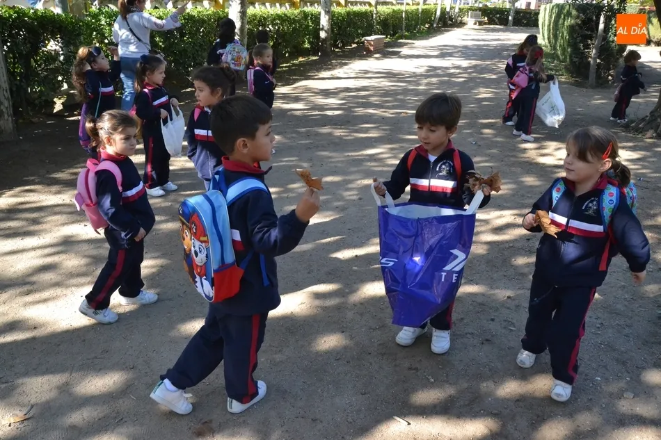 Foto 11 - Los peques de Misioneras-Santa Teresa salen en busca de hojas hasta el Parque de La Glorieta  