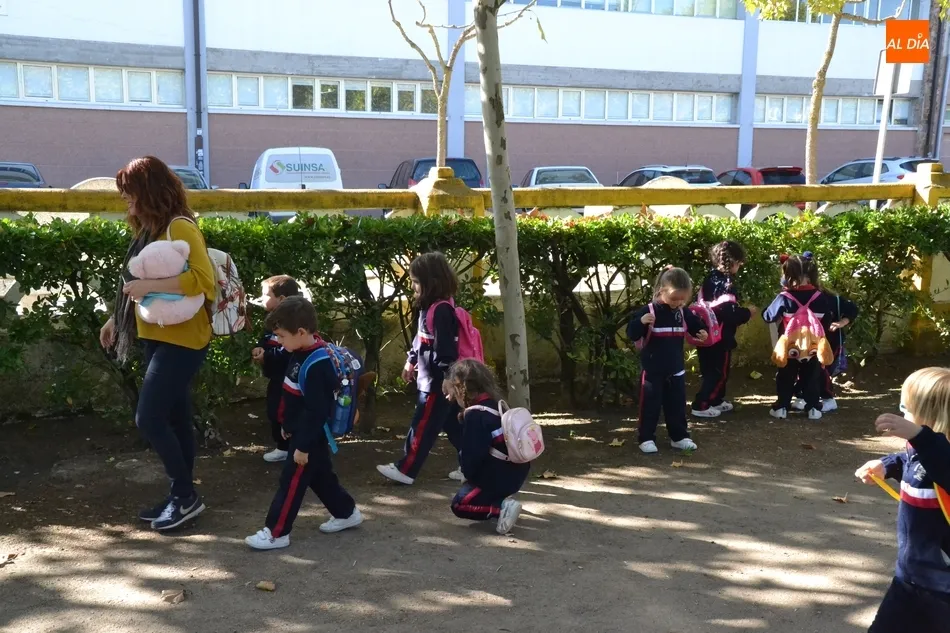 Foto 7 - Los peques de Misioneras-Santa Teresa salen en busca de hojas hasta el Parque de La Glorieta  