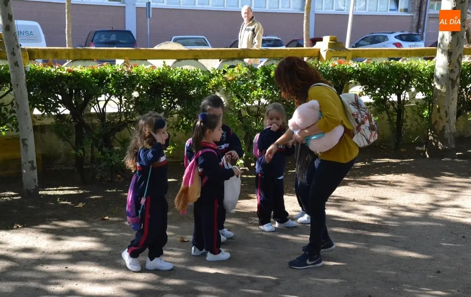 Foto 8 - Los peques de Misioneras-Santa Teresa salen en busca de hojas hasta el Parque de La Glorieta  