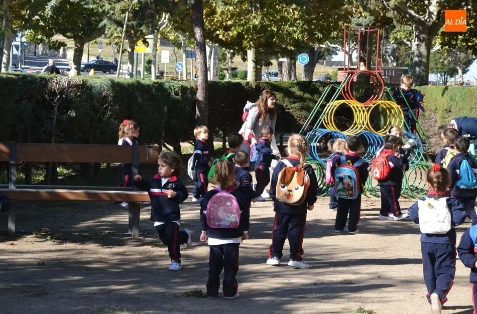 Foto 9 - Los peques de Misioneras-Santa Teresa salen en busca de hojas hasta el Parque de La Glorieta  