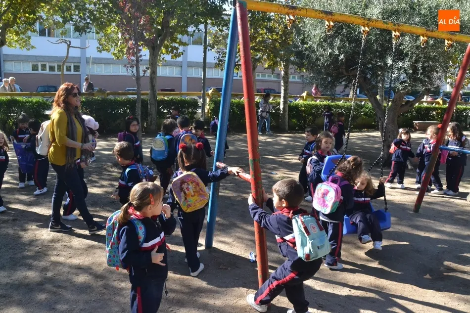 Foto 10 - Los peques de Misioneras-Santa Teresa salen en busca de hojas hasta el Parque de La Glorieta  