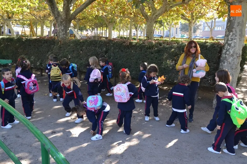 Los peques de Misioneras-Santa Teresa salen en busca de hojas hasta el Parque de La Glorieta  