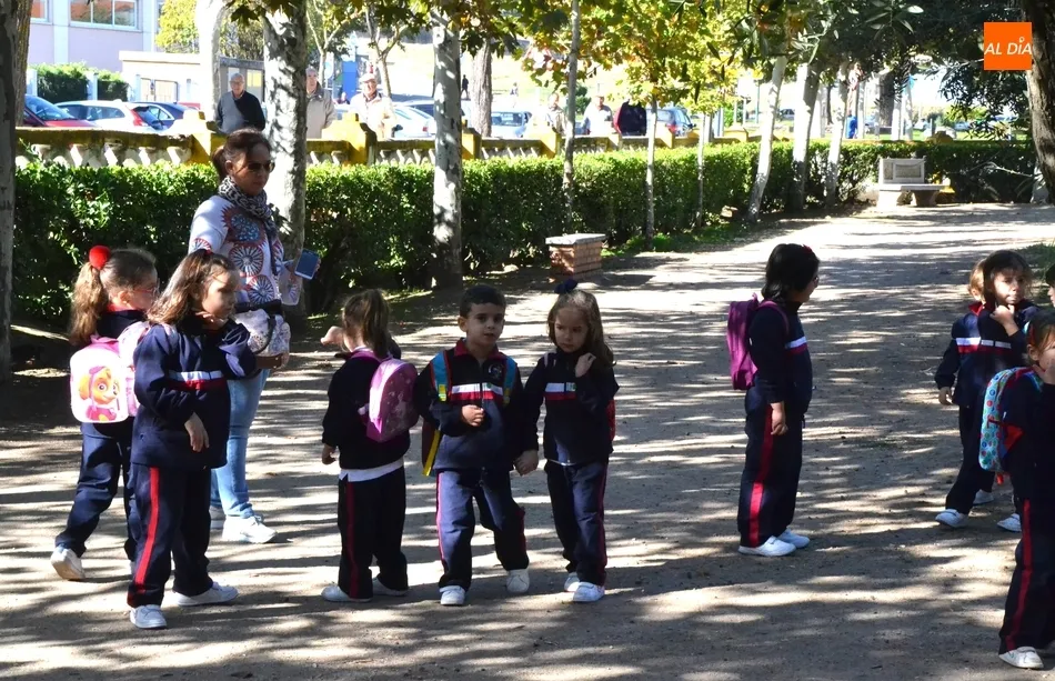 Foto 6 - Los peques de Misioneras-Santa Teresa salen en busca de hojas hasta el Parque de La Glorieta  