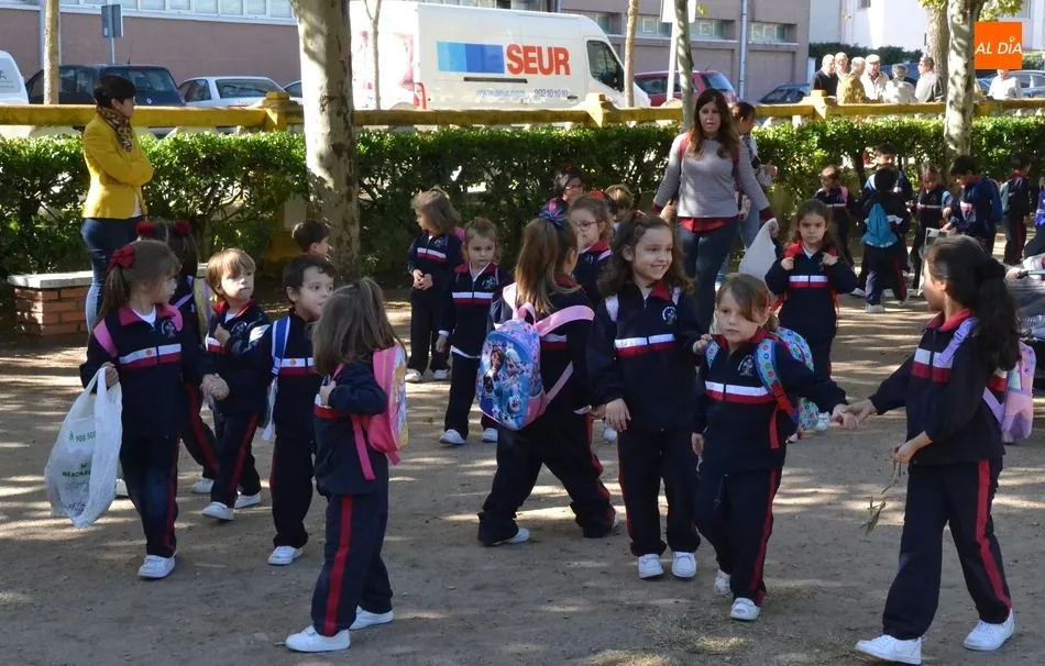 Foto 5 - Los peques de Misioneras-Santa Teresa salen en busca de hojas hasta el Parque de La Glorieta  