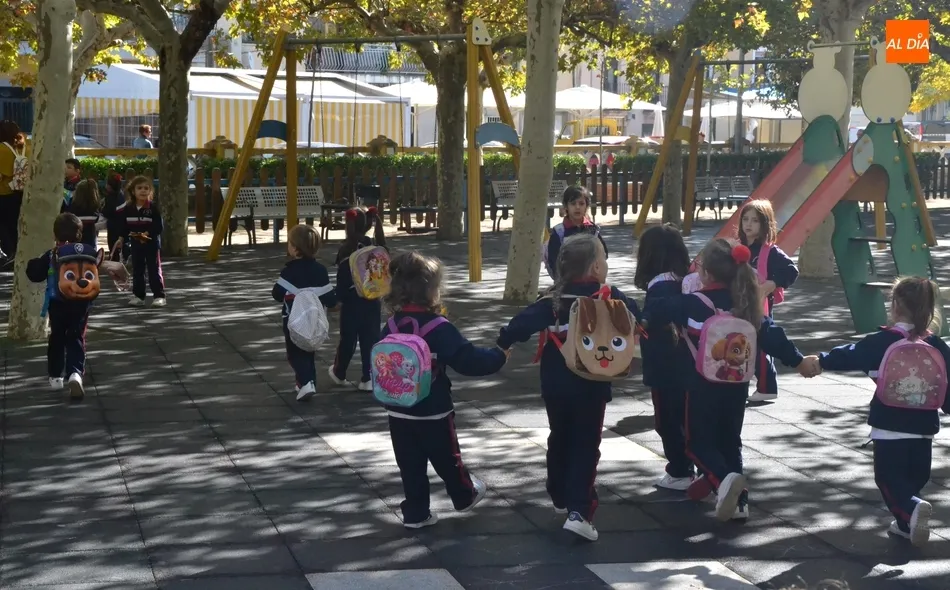 Foto 2 - Los peques de Misioneras-Santa Teresa salen en busca de hojas hasta el Parque de La Glorieta  