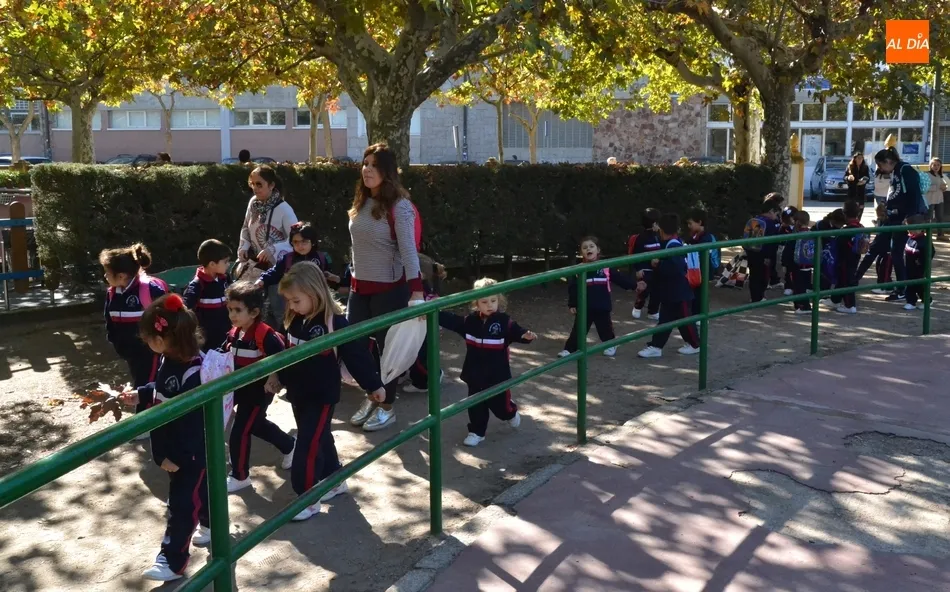 Foto 3 - Los peques de Misioneras-Santa Teresa salen en busca de hojas hasta el Parque de La Glorieta  