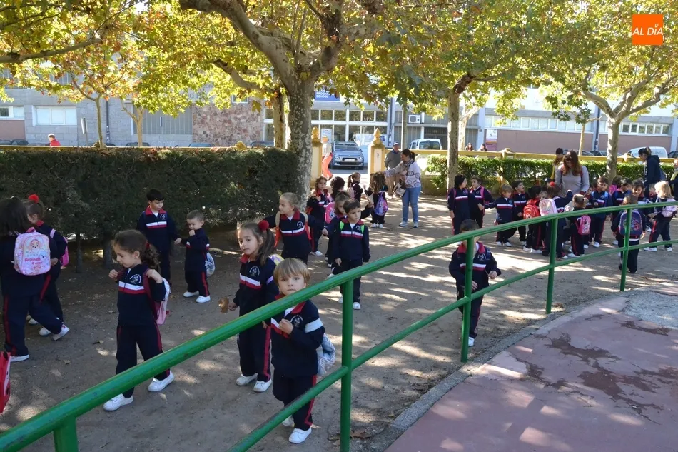 Foto 4 - Los peques de Misioneras-Santa Teresa salen en busca de hojas hasta el Parque de La Glorieta  