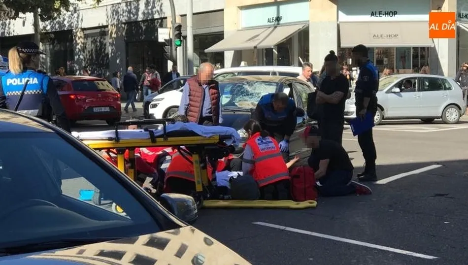 El ciclista fue atendido por personal de emergencias del Sacyl antes de su traslado en ambulancia al hospital / MERINO