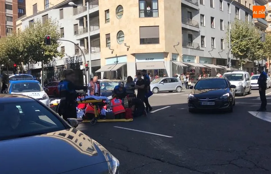 Foto 4 - Un ciclista herido tras una colisi&oacute;n con un veh&iacute;culo en el cruce de Mar&iacute;a Auxiliadora con...